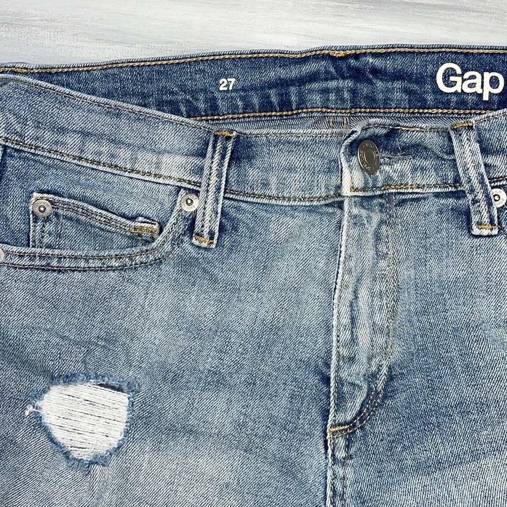 Gap size 27 distressed shorts, great pre-owned condition. Barely worn. - Picture 5 of 5